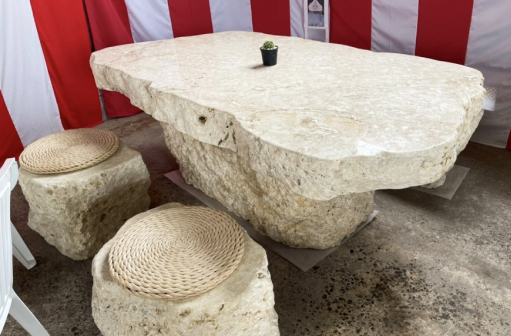 琉球石のテーブル